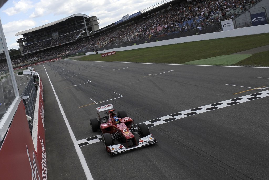 Alonso snupper sejren
(Foto: Ferrari Media)